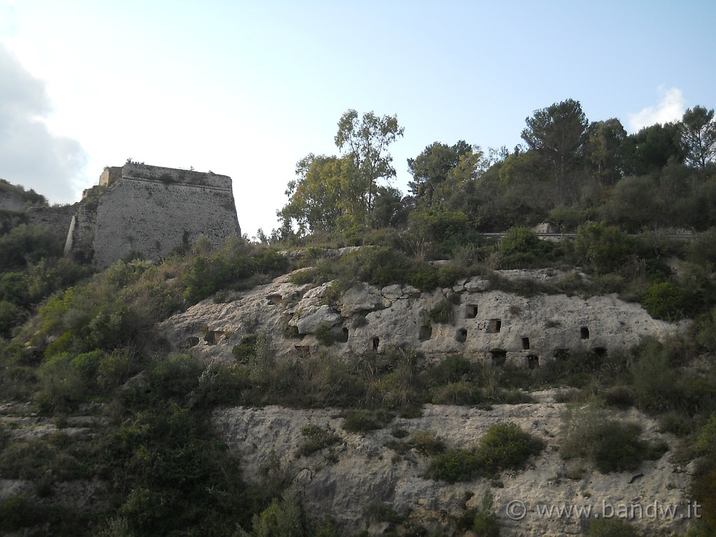 DSCN8683.JPG - Le mura ed i resti della vecchia Noto Antica