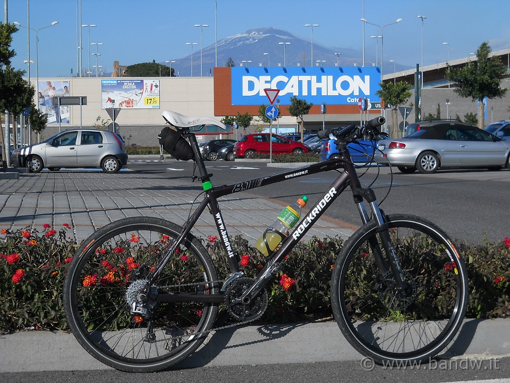 DSCN8822.JPG - Visto che lungo il tragitto non ho trovato acqua per bere, ho fatto una sosta Da Decathlon (dove è stata partoria la mia RR 8.1).........per comprare un Gatorade!!!!!!!