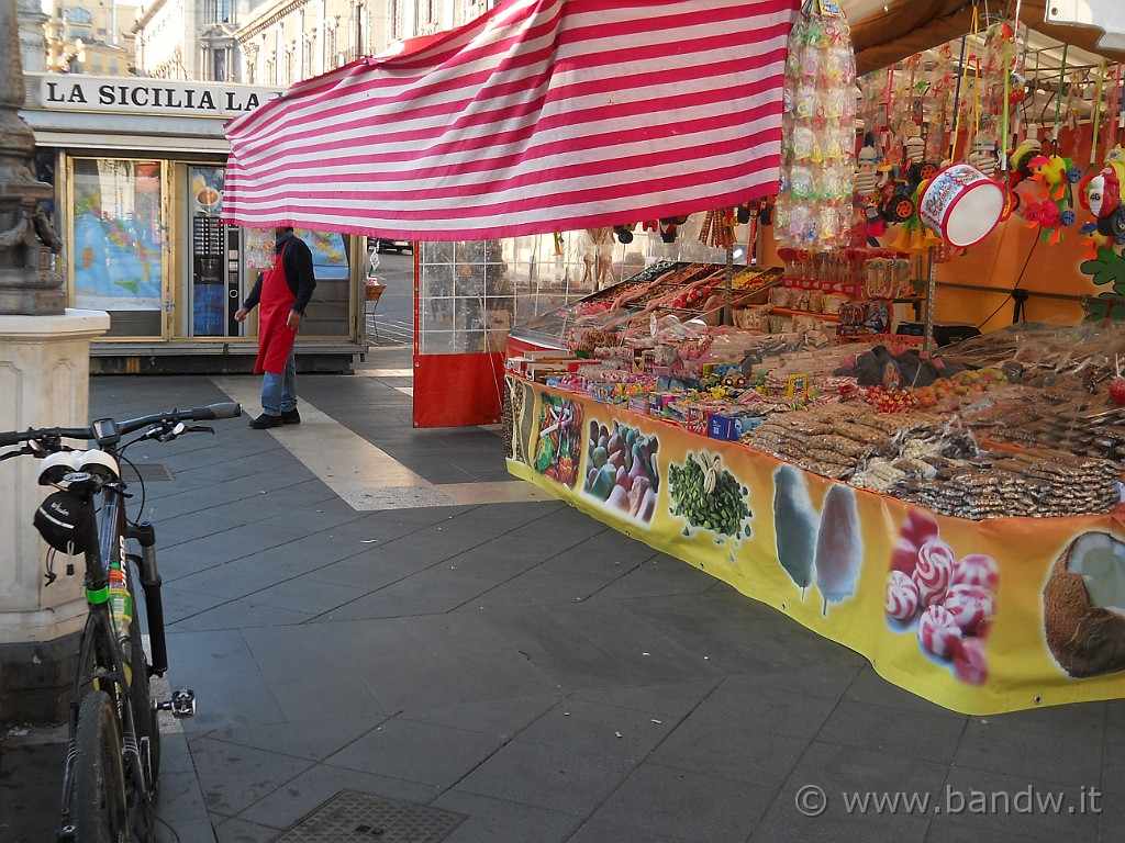 DSCN8829.JPG - Sosta a Catania tra le tante bancarelle per comprare un pò di buon torrone da portare a casa