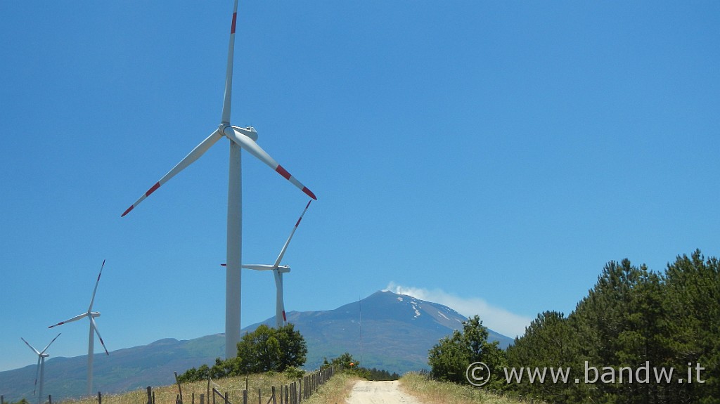 DSCN0018.JPG - L'Etna e le pale eoliche da Serro Lanzarite