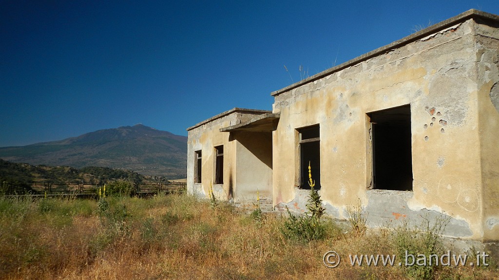 DSCN9986.JPG - Questi borghi furono fatti edificare dall'E.S.A. (Ente per lo Sviluppo Agricolo) per volere di Mussolini per incrementare i lavori nei campi