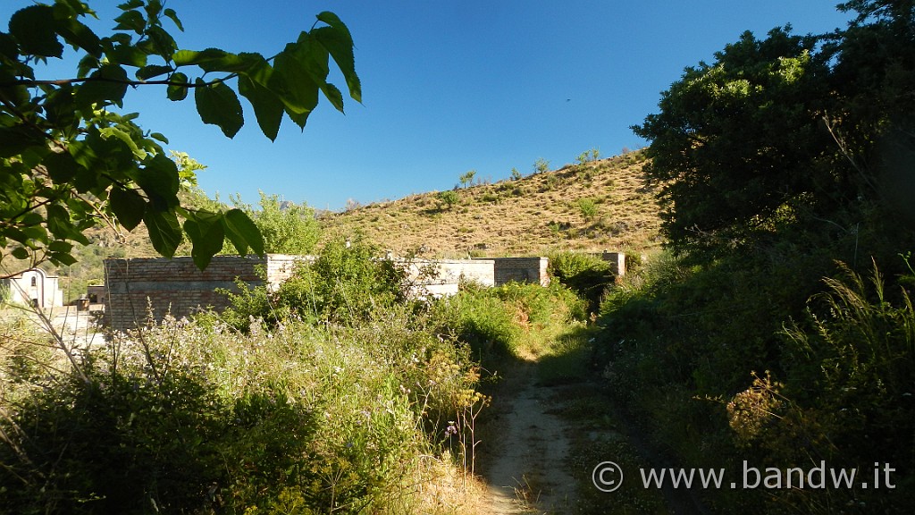 DSCN9990.JPG - Questi borghi hanno funzionato per diverse decine di anni, poi purtroppo, sono stati lentamente abbandonati ed oggi sono per lo più luoghi spettrali usati da pecorai o agricoltori per il ricovero di mezzi e di animali da pascolo.