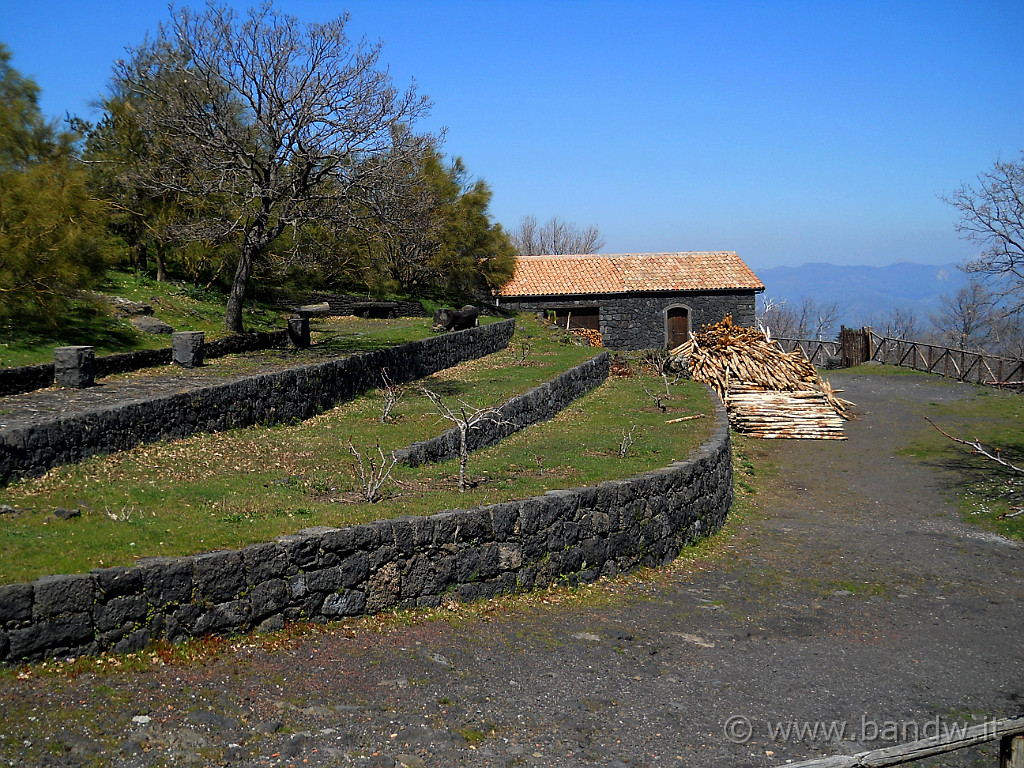 DSCN4142.JPG - Casolare della forestale nel rifugio Crisimo