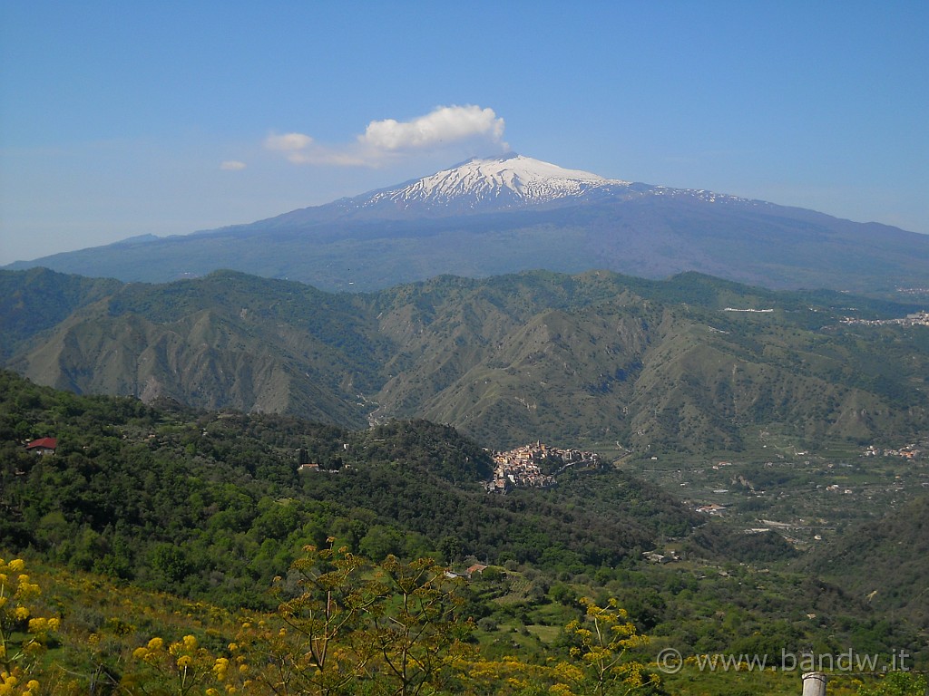 DSCN4669.JPG - L'Etna oggi sarà la mia modella da fotografare in tutte le pose :-)    In basso Motta Camastra