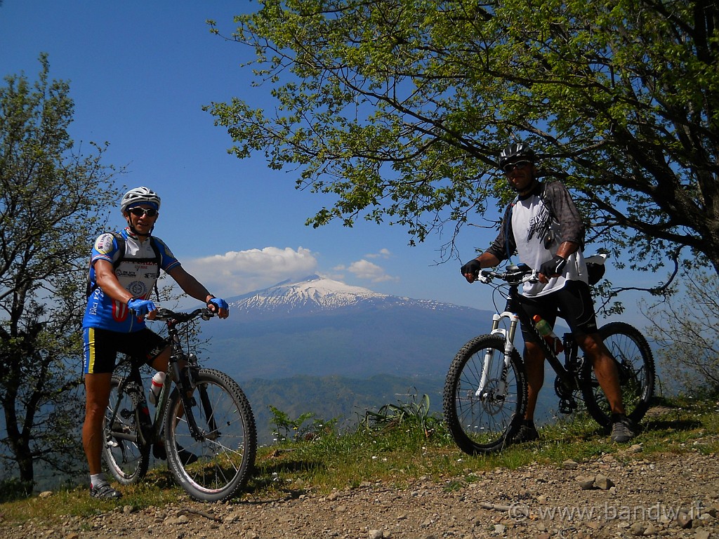 DSCN4690.JPG - Foto ricordo con il "Mungibeddu" alle nostre spalle