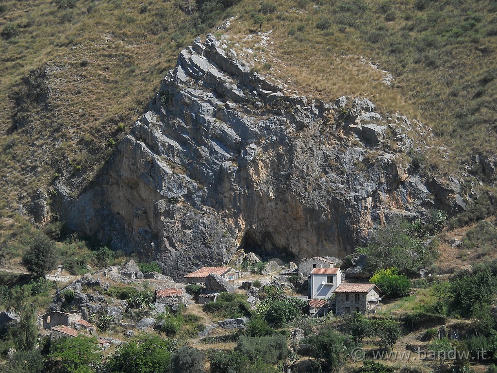 DSCN6391.JPG - Se non fosse per la parabola su una di quelle piccole case, sembrerebbe uno scorcio di presepe