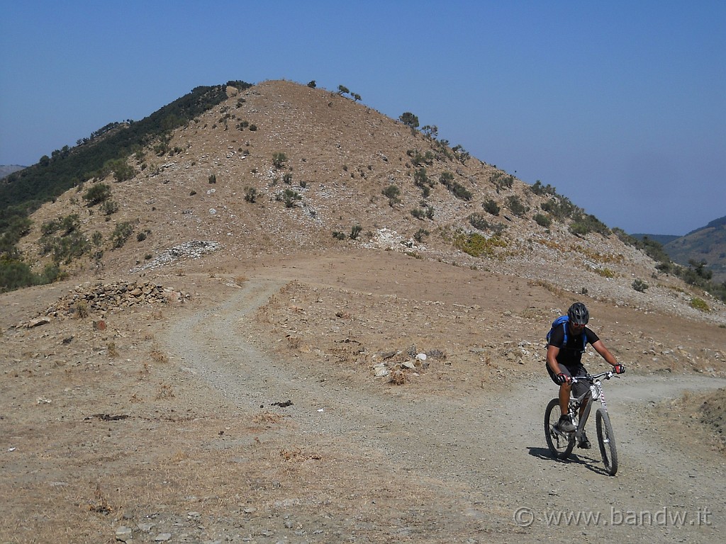 DSCN6397.JPG - "Il bivio", qui decidiamo di scendere..............................e sarà una scelta molto azzardata. In fisica, ad ogni discesa corrisponde poi una lunga salita, e stranamente oggi erano tutte "lunghe ed interminabili salite"