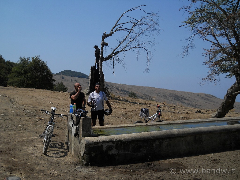 DSCN6408.JPG - Altra sosta presso la sorgente "Acqua Fridda" che deve il suo nome, alla temperatura da cui l'acqua esce dalla sorgente