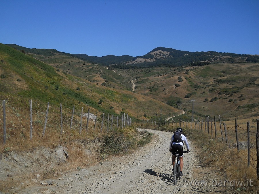 DSCN6181.JPG - ........ed ogni tanto qualche discesa............però ci aspetta da percorrere quel bel sentiero in mezzo alla montagne