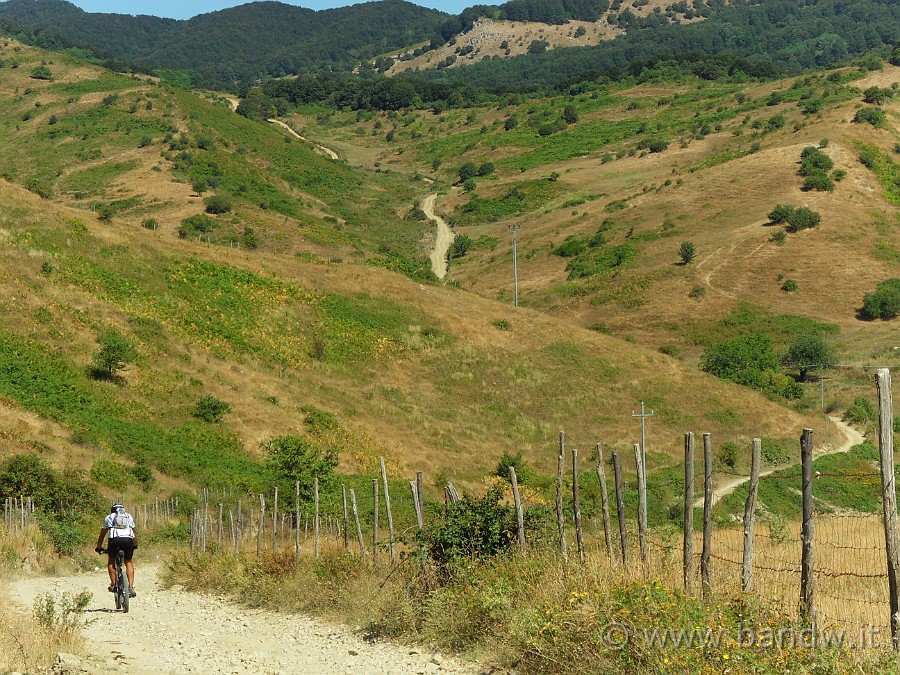 SDC17085.JPG - ........ed ogni tanto qualche discesa............però ci aspetta da percorrere quel bel sentiero in mezzo alla montagne