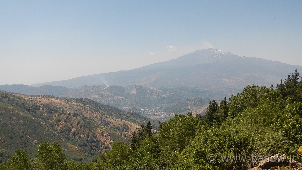 DSCN3494.JPG - .....e finalmente l'Etna fà capolino dietro le montagne