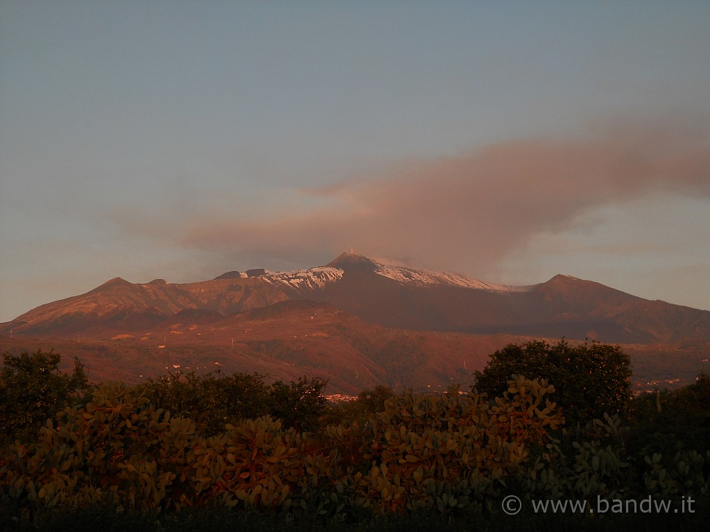 DSCN8496.JPG - Ore 07:10 Il risveglio dell'Etna visto dalla Catania-Messina