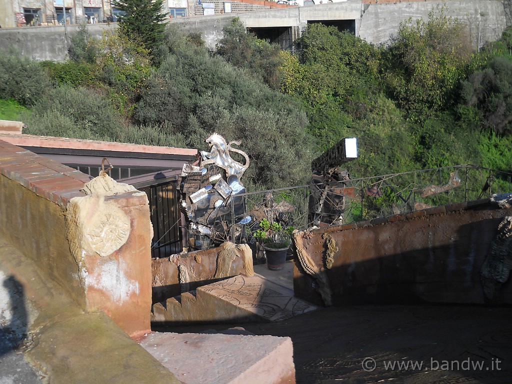 DSCN8499.JPG - Dopo aver lasciato l'auto, iniziamo la nostra salita vero la dorsale costeggiano Savoca ed il relativo museo dell'acciaio con le sculture realizzate da noto scultore Nino Ucchino, ormai famoso nel mondo per le sue opere con tecnica reflex