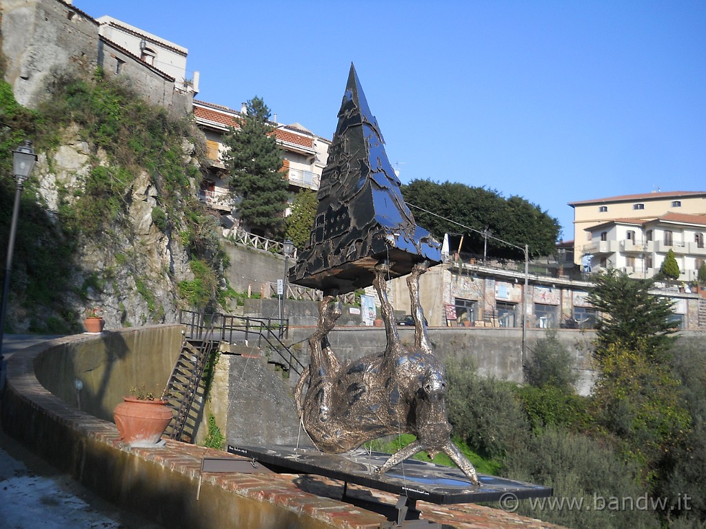 DSCN8500.JPG - Sculture d'acciaio dell'artista Nico Ucchino