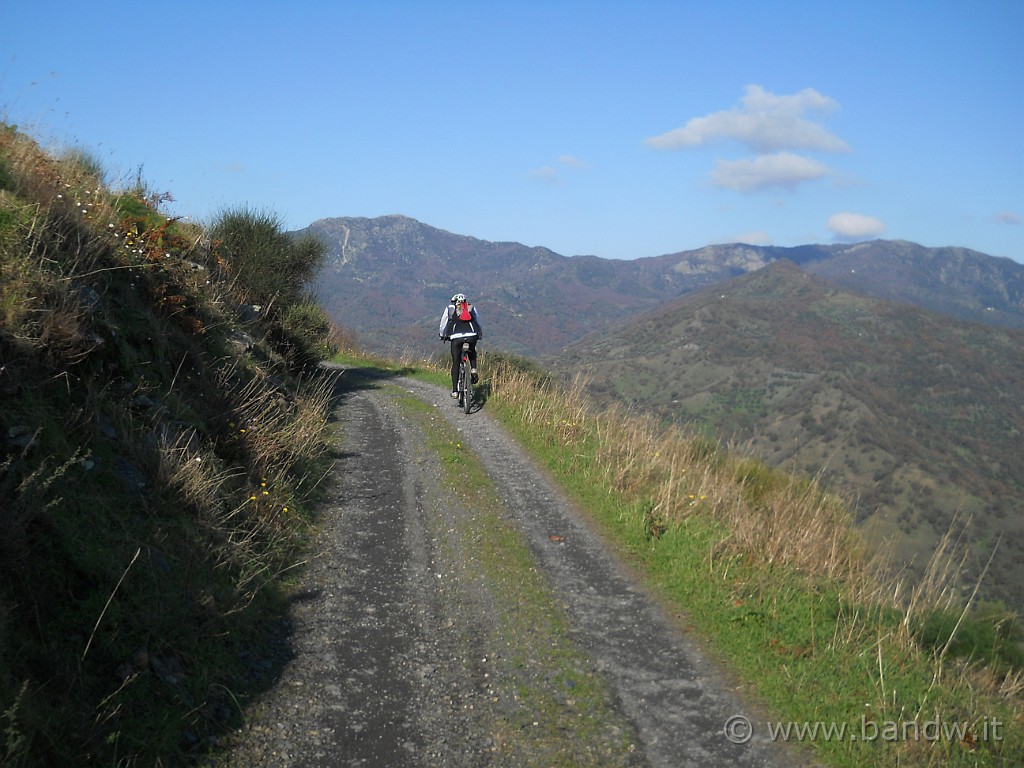 DSCN8516.JPG - La splendida giornata di sole, ci allieta il giro