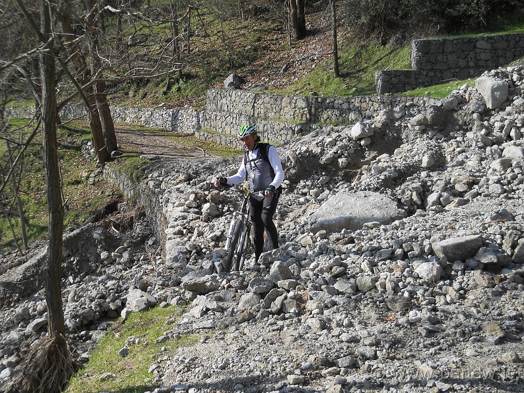 DSCN8556.JPG - .......ma che con le nostre fide MTB possiamo facilmente attraversare