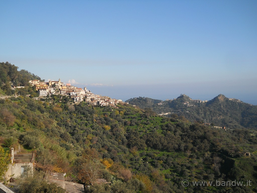 DSCN8601.JPG - Siamo nuovamente nei pressi di Casalvecchio Siculo, a sinistra, mentre a destra si scorge il paesino di Savoca