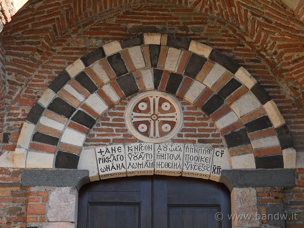 DSCN8604.JPG - Scritta in in greco nell’arco ribassato del portico d’ingresso della chiesa Basiliana dei SS Pietro e Paolo d'Agrò a Casalvecchio Siculo