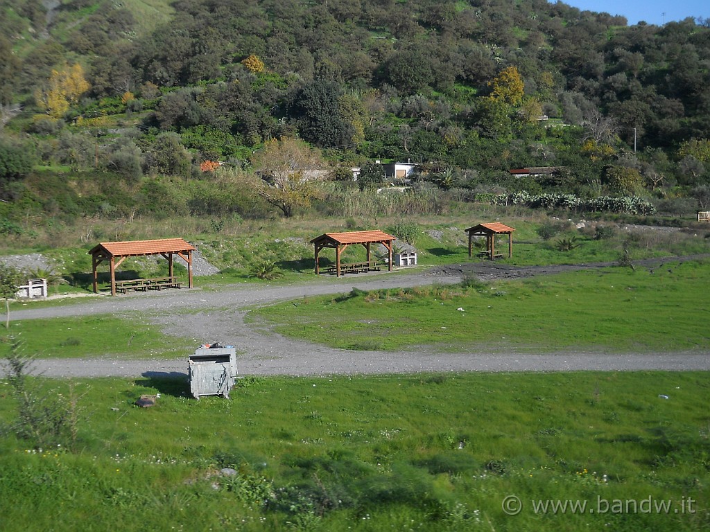 DSCN8610.JPG - Area attrezzata lungo la pista ciclabile che scorre lungo l'argine del torrente Agrò