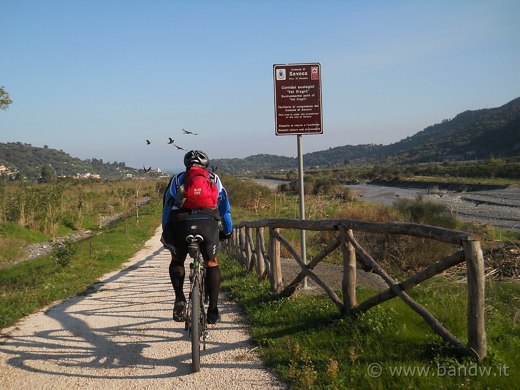 DSCN8618.JPG - La pista ciclabile lungo l'argine del torrente d'Agrò