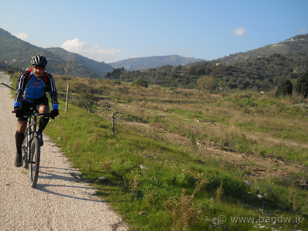 DSCN8620.JPG - La pista ciclabile lungo l'argine del torrente d'Agrò