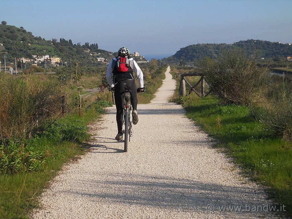 DSCN8624.JPG - La pista ciclabile lungo l'argine del torrente d'Agrò