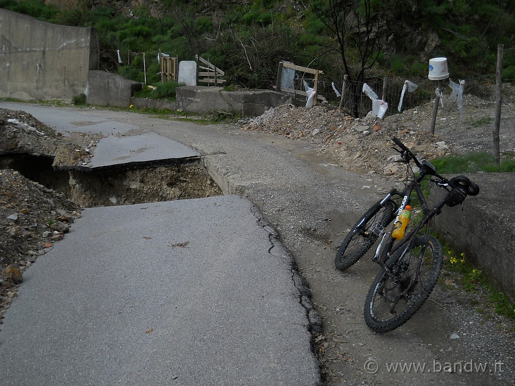 DSCN3682.JPG - Meno male che andavo piano altrimenti oggi non avreste visto queste foto..................e forse neanche domani (comunque c'era il divieto di accesso in questa strada e per questo proseguivo con gli occhi spalancati)