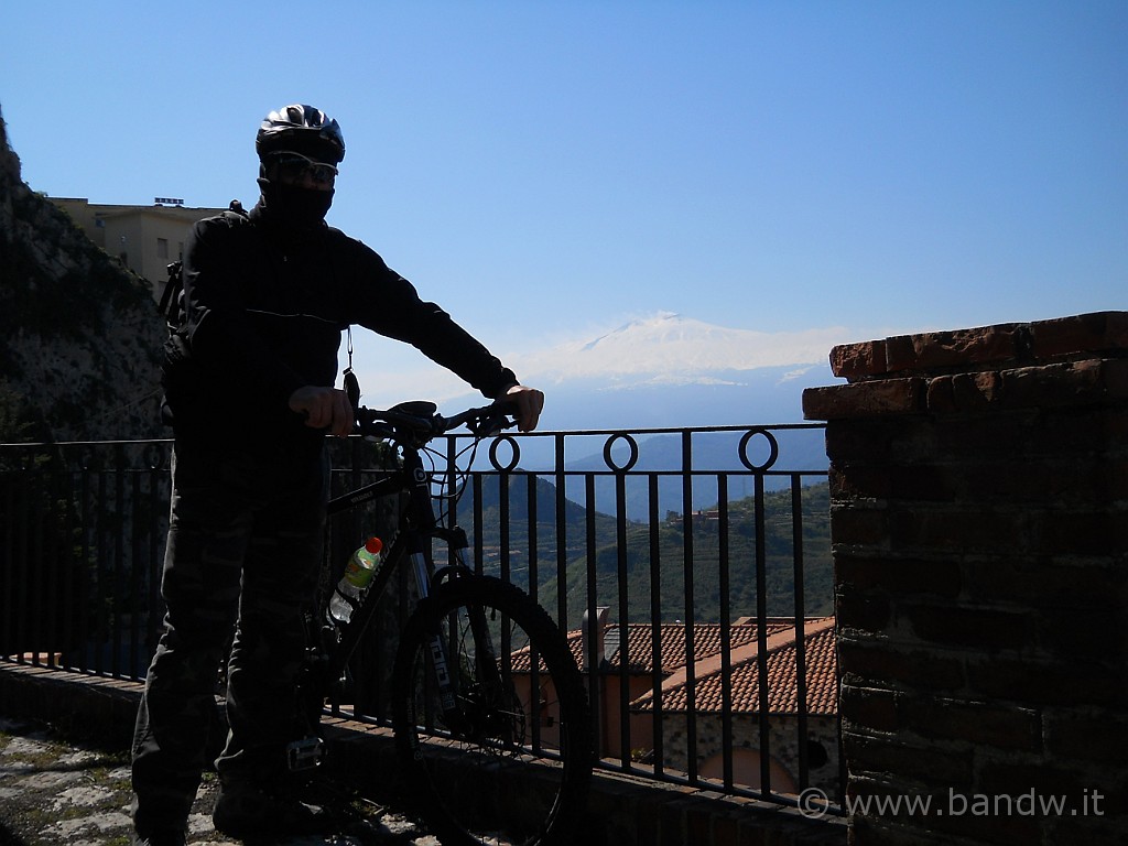 DSCN3702.JPG - Mi cambio gli abiti sudati (perchè anche se nevica, io sudo parecchio), mi affaccio dal balcone per scorgere l'Etna e dirigo via verso l'auto.