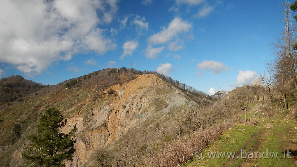 DSCN7227.JPG - La grossa frana che interrompe la dorsale dei Peloritani