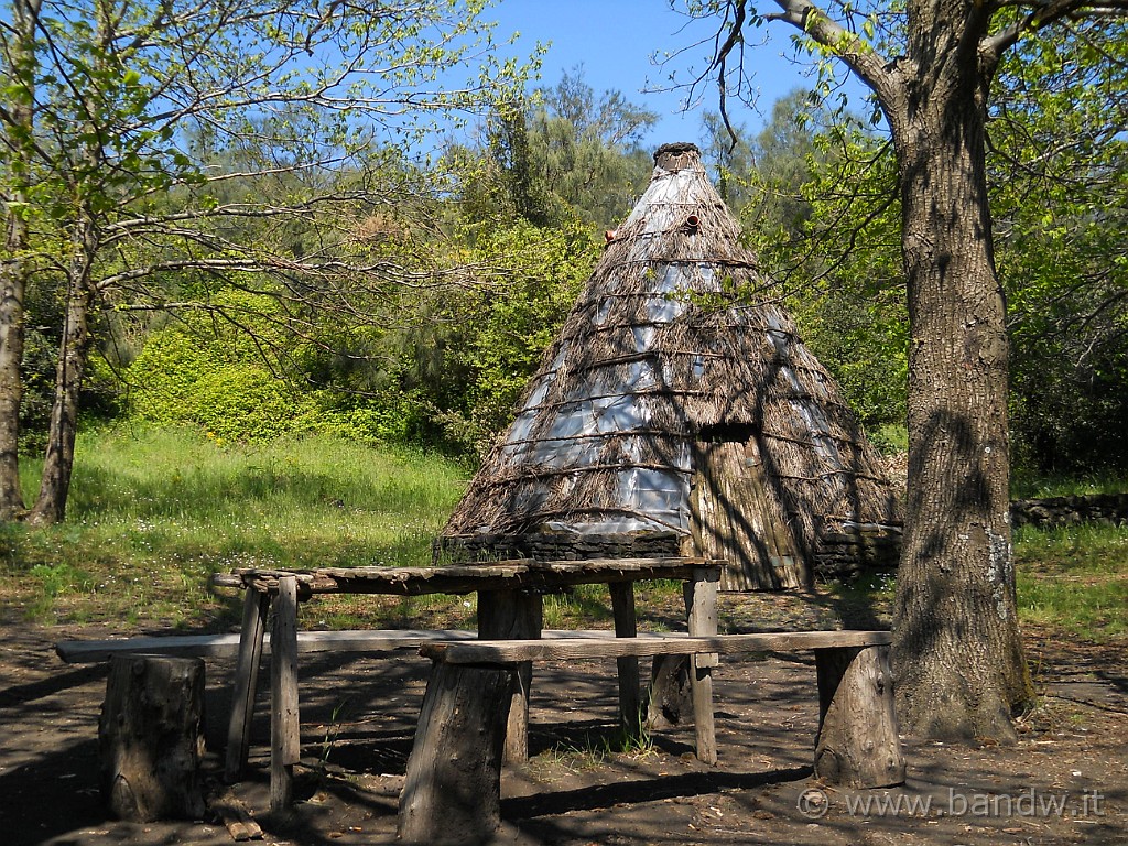 DSCN4620.JPG - Lungo il percorso incrcocio sempre i soliti "pagghiari" forse però questo è un pò da ristrutturare