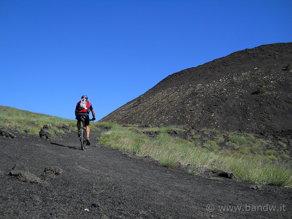 DSCN5209.JPG - Ancora sul sentiero che costeggia Monte Nero