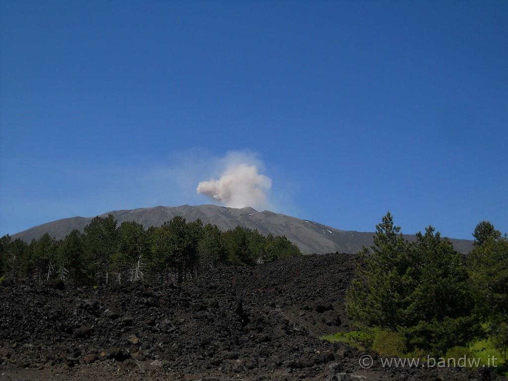 DSCN5218.JPG - Ogni tanto l'Etna sbuffa cenere vulcanica