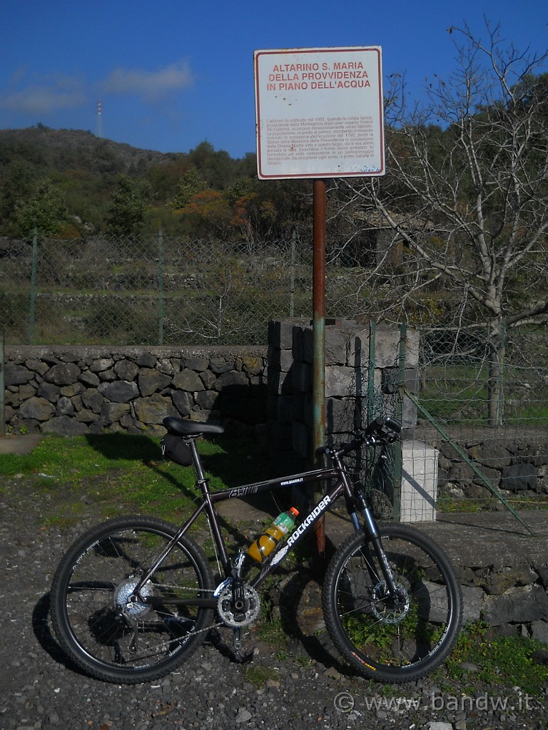 DSCN2155.jpg - Dopo 20 km circa di asfalto arrivo in località Piano dell'acqua