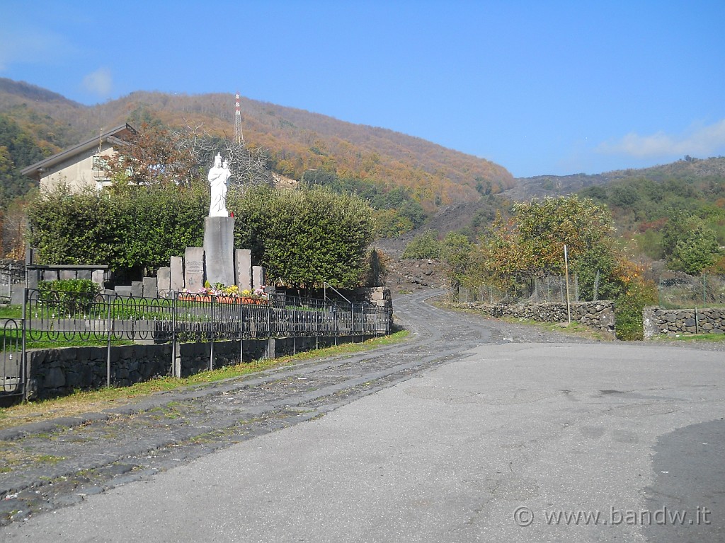 DSCN2157.JPG - Da qui prenderò la stradina in basolato lavico che mi condurrà sulla colata lavica del 1992