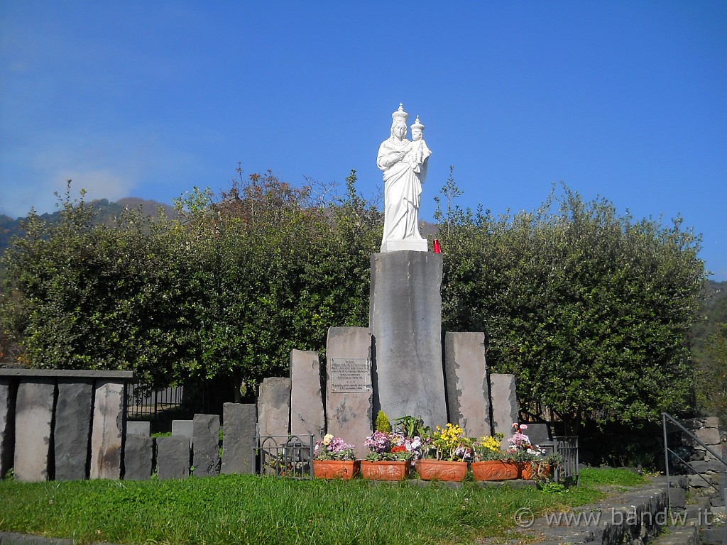 DSCN2161.JPG - L'altarino eretto dai devoti alla Madonna della Provvidenza in segno di ringraziamento per aver fermato la colata lavica