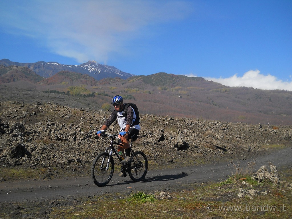 DSCN2164.JPG - Caspita sembra quasi primavera oggi, niente nuvole, temperature miti e maniche corte d'obbligo........e l'Etna alle mia spalle sbuffa!!!!!