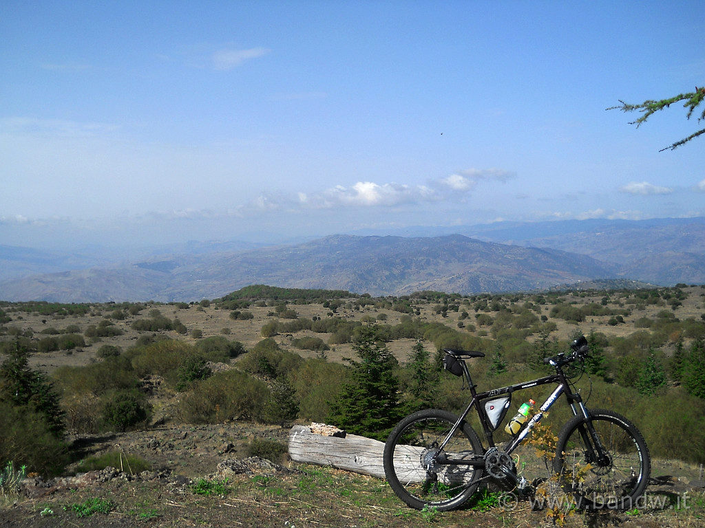 DSCN1581.JPG - Panorama dal rifugio di Monte Ruvolo verso il centro della Sicilia