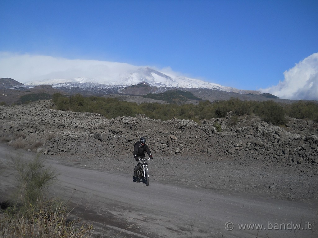 DSCN9097.JPG - Scendo giù, sono a 800 mt circa e qui ci sono 9°C, mi sembra di essere ai tropici, l'obiettivo Etna è solo rimandato