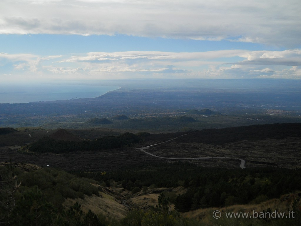 DSCN1719.JPG - Man mano che salgo osservo il panorama circostante