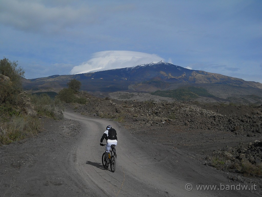 DSCN2557.JPG - Imbocco un traccia in solitaria mentre ammiro l'Etna in tutto il suo splendore