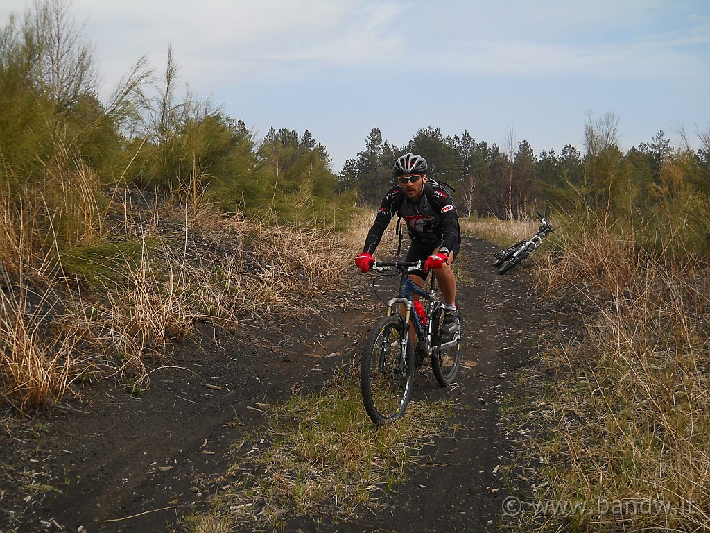 DSCN4480.JPG - Adesso inforca la sua bici (in prestito) e siamo quasi pronti per la ripartenza