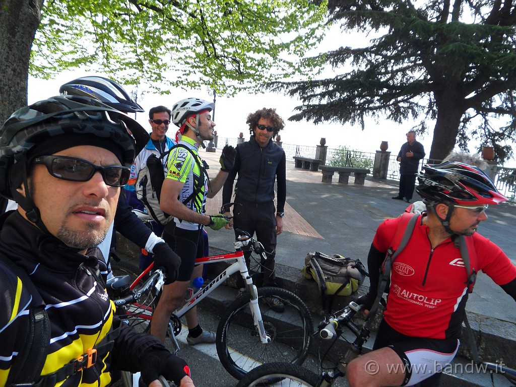 SDC14106.JPG - Ore 09:33 - Pronti per la partenza nella piazzetta di Milo, qui incontriamo altri amici Biker