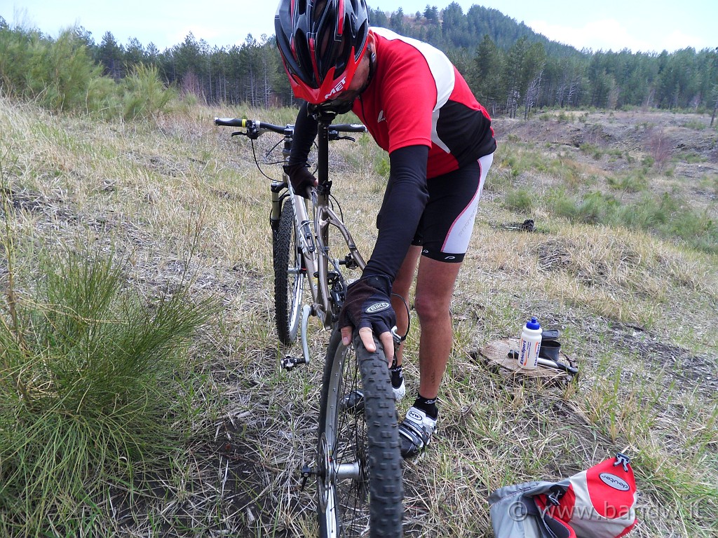 SDC14120.JPG - Ma una foratura (la prima) sulla Bici di Massimo ci costringe ad una sosta