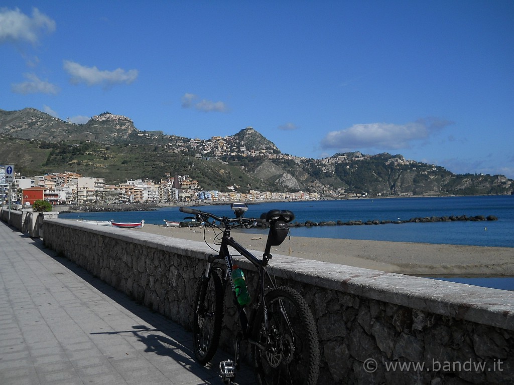 DSCN2018.JPG - Prima sosta a Giardini Naxos ............e mi gusto il paesaggio. Oggi salirò in alto sinistra ........fuori dall schermo:-)