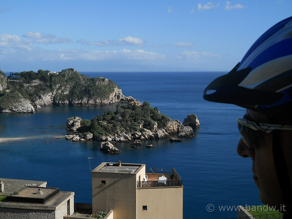 DSCN2030.JPG - Inizio a salire verso Taormina......con un occhio sempre alla bellissima Isola Bella