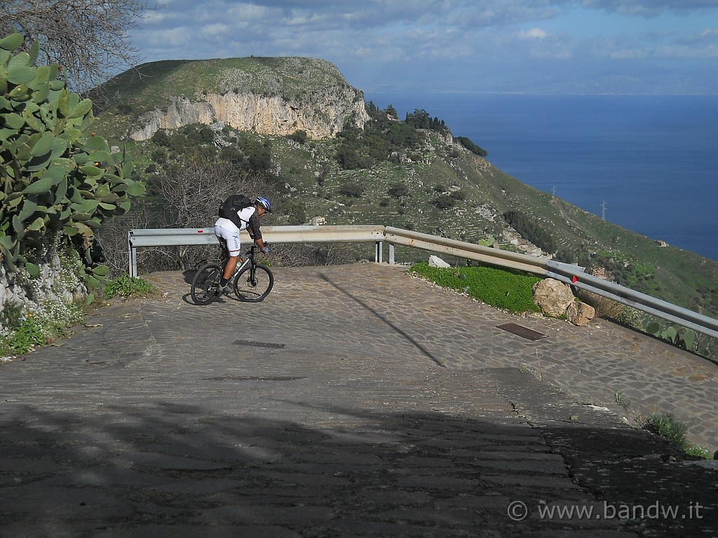 DSCN2073.JPG - Il ciottolato molto ripido, prima di arrivare a Castelmola