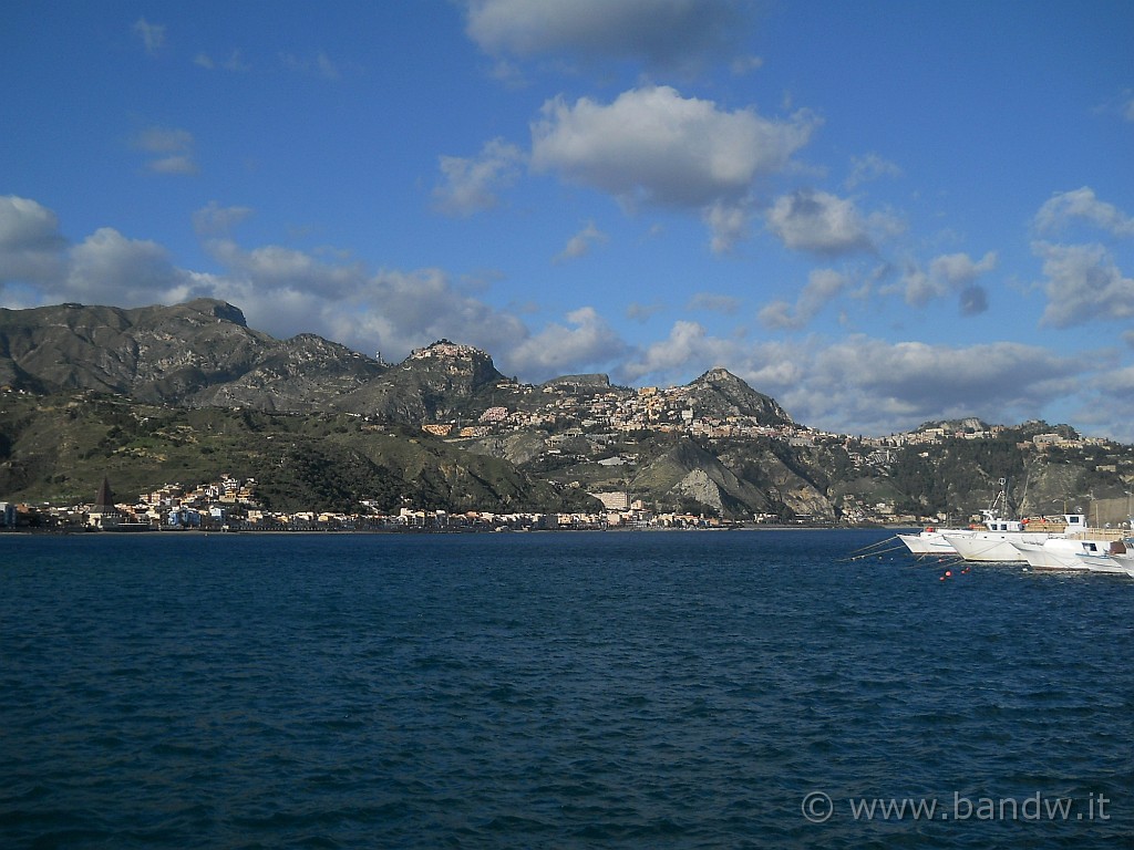 DSCN2081.JPG - Veduta dal porto su Taormina, Castelmola e Monte Venere