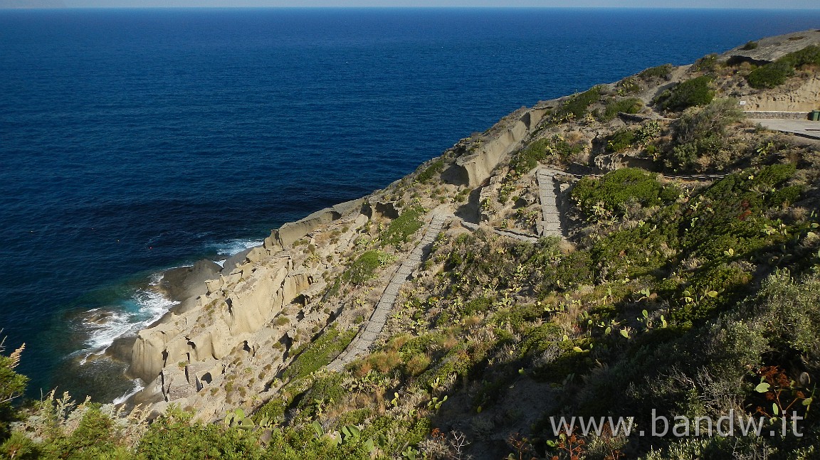 DSCN3401.JPG - Scalinata per scendere al piccolo borgo marinaro di Pollara