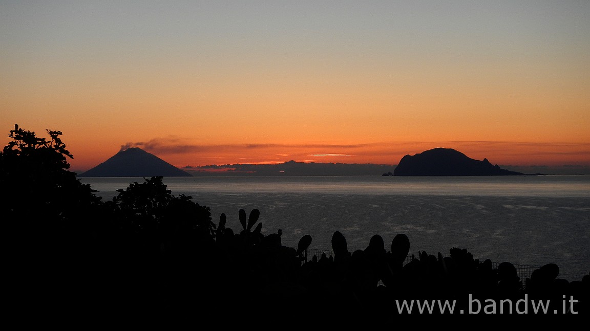 DSCN3550.JPG - E' l'alba, con Vulcano e Panarea sullo sfondo, tra un pò si parte.