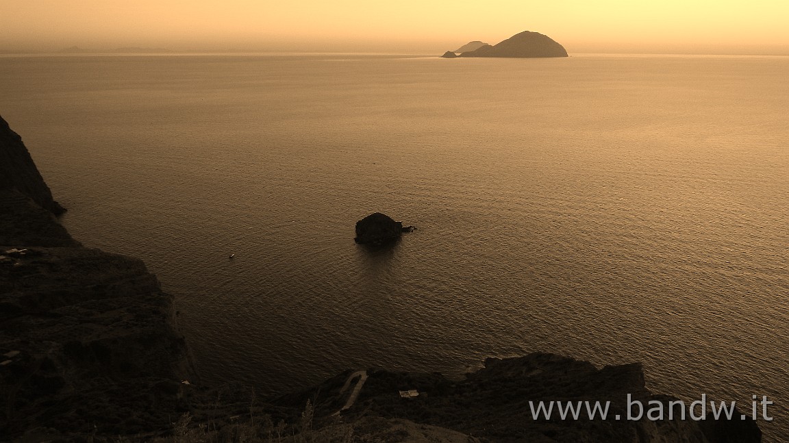 DSCN3544.JPG - Isole Eolie - Salina / Tramonto su Alicudi e Filicudi